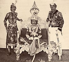 Bild von König Surendra Bikram Shah mit zwei Leibwächtern, aufgenommen von dem damaligen britischen Assistant Resident Clarence Comyn Taylor um 1862 - 1865.