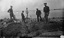 （左）オーストラリアはビクトリア州のエリザベス島（英語版）にある貝塚の発掘調査／1888年撮影。 （右）デンマークはユトランド半島北部のリムフィヨルドにあるエルテベレ文化（英語版）による貝塚（エルテベレ貝塚）[12]の発掘調査／1890撮影。規模は幅141m、高さ20m[12]。牡蠣殻を主とする自然遺物は春の獲物が集中しており、季節的居住であったことが分かる[12]。デンマーク国立博物館所蔵写真。