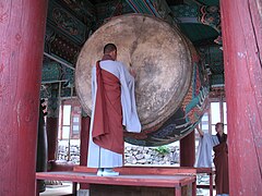 Fraide batek danborra jotzen du liturgia aurretik Koreako Chogye tenplu budista batean.