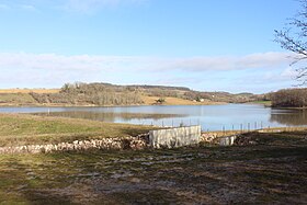 Le lac de Caussade, et son barrage et évacuateur de crue en premier plan.