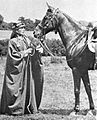 Lady Anne Blunt und Kasida Deutsch: Lady Anne im Beduinengewand mit ihrer Lieblingsreitstute Kasida. Aufnahme übernommen von der englischen Wikipedia English: Lady Anne in Bedouin dress and her favorite riding mare Kasida Image copied from english wikipedia