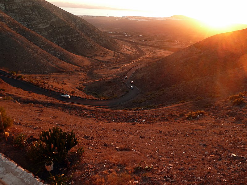 File:Lanzarote - Sonnenuntergang bei Femes und Playa Blanca - panoramio.jpg