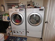 現代のアメリカの一般家庭の洗濯室（洗濯中）。