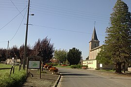 Църквата и околностите в Le Mesnil-Véneron