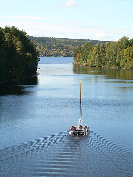 File:Leksand Österdalälven båt.jpg