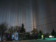 Pilastri di luce in una notte d'inverno a Laramie, Wyoming.