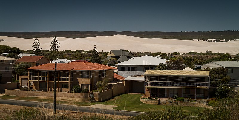 File:Live in front of the dunes - panoramio.jpg