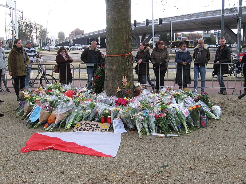 File:Local residents have brought flowers to commemorate the victims of the tram attack on March 18, 2019 at the 24 Oktoberplein, Utrecht.jpg