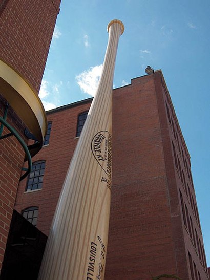 How to get to Louisville Slugger Museum with public transit - About the place