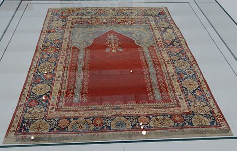 Tapis de prière à décor de niche (mirhab) (AD 40316).