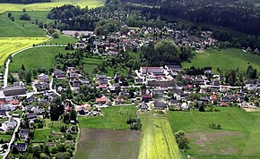 Luftbild Ringenhain aus Richtung Steinbruch mit Dorfkern, Siedlung und Bungalowsiedlung.JPG
