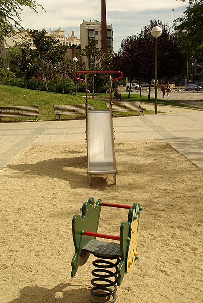 File:MADRID A.V.J. JARDIN-CINTA Dr. VALLEJO NAJERA AREA JUEGOS INFANTIL - panoramio (2).jpg