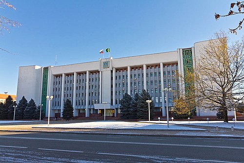 Адыгея улицы. Дом правительства Республики Адыгея. Белый дом Майкоп. Правительство Республики Адыгея здание. Дом правительства Майкоп.