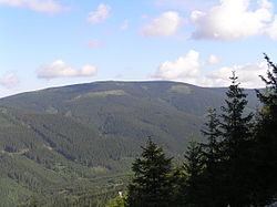 Masív hory Malý Sněžník, vedlejší vrchol Hraniční skály na obzoru vlevo