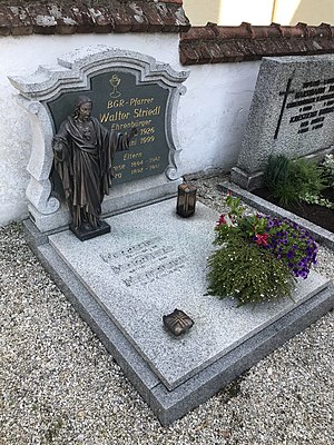 Malgersdorf, Friedhof, Grab von Pfarrer Walter Striedl.jpg