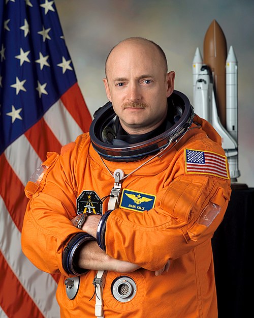 Kelly's official NASA portrait, 2005