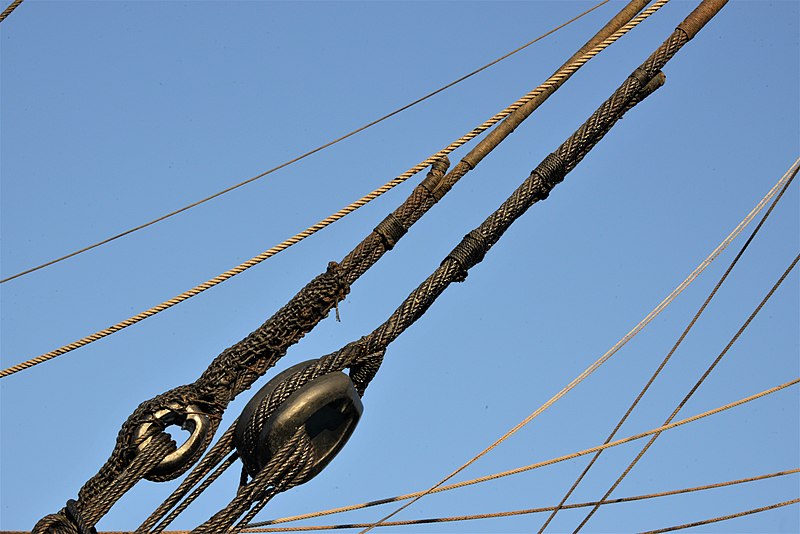 File:Matelotage sur la frégate L'Hermione (48).JPG