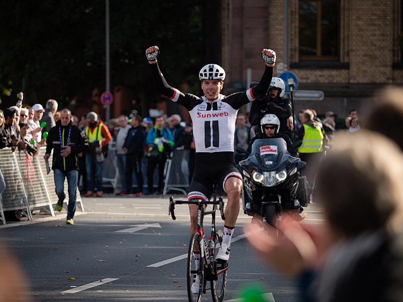 File:Max Walscheid jubelnd nach Zieldurchlauf.jpg