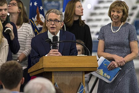 Tập_tin:Mike_DeWine_and_his_wife_Fran_both_provided_comments_on_Jan_13,_2019_at_the_National_Museum_of_the_U.S._Air_Force.jpg