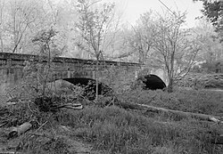 Miller Creek Köprüsü, Miller Creek Yolu'ndaki Miller Creek'i kapsayan (CR 86), Batesville civarı (Independence County, Arkansas) .jpg