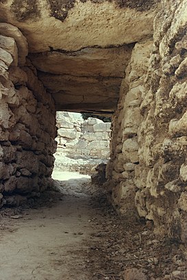 Minoan cemetery, Phourni near Archanes, 980102.jpg