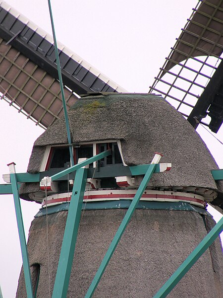 File:Molen De Kat, achterkeuvelens staart kap.jpg