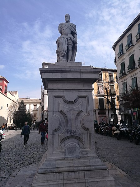 File:Monumento a Carlos V.jpg