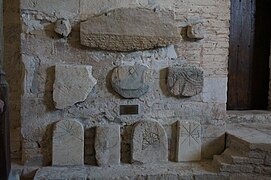 Fotografía que muestra fragmentos de sarcófagos del período merovingio, incluido el de Chadoaldus.  Actualmente se conserva y se exhibe en el recinto de la iglesia de Isle-Aumont.