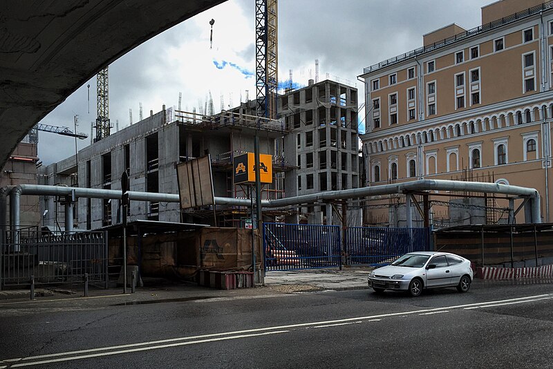 File:Moscow, Sofiyskaya Embankment, construction of Tsaryov Sad building (31416672706).jpg