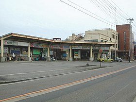 蒲原鉄道村松駅バスターミナル右側の3階建部分が本社。1階は旧村松駅、現在は蒲鉄トラベルの店舗兼定期券発売所となっている。