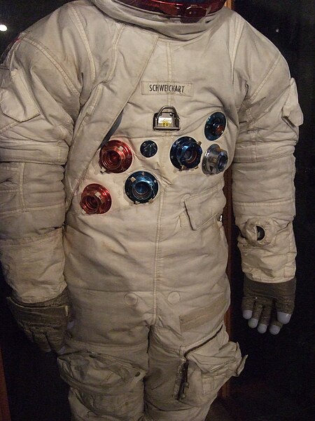 File:NASA Wallops Flight Facility Visitor Center Practice Space Suit for Russell Schweickart DSCF1023.jpg