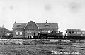 Stoomlocomotief NS 7109 (NFLS nr. 9) met een trein langs het perron van het station Anjum van de N.F.L.S. (Tussen 1913 en 1920)