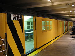 Денежный поезд нью-йоркского метрополитена окрашен в ярко-жёлтый цвет (в фильме он серебристый)