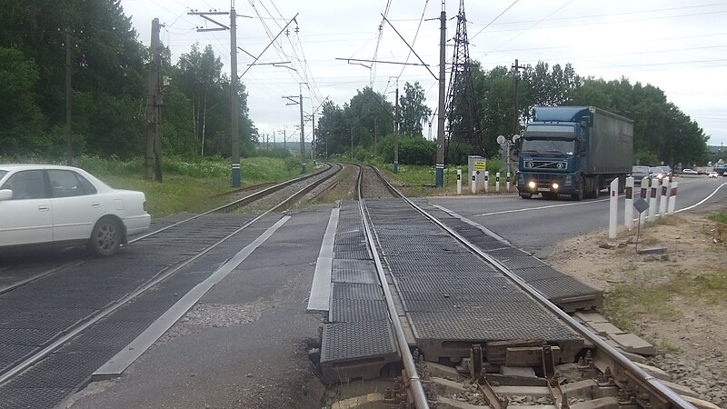 File:Naugolniy railway station (view to Naugolniy from level crossing).JPG