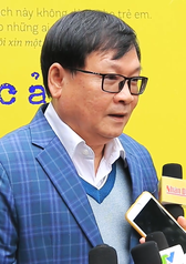 Nguyen Nhat Anh ved signaturbogskonferencen for Cam On Nguoi Lon i Hanoi