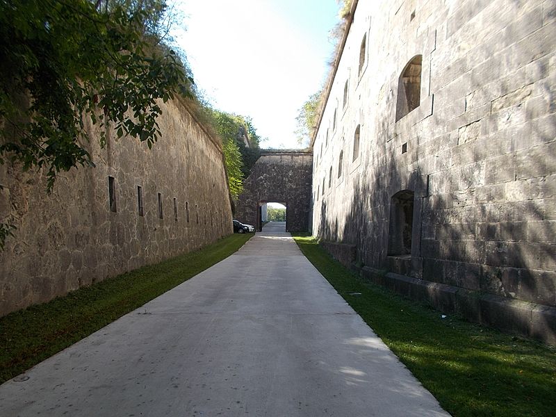 File:North defenses, courtyard, Fort Monostor in Komárom, Komárom-Esztergom County, Hungary.jpg