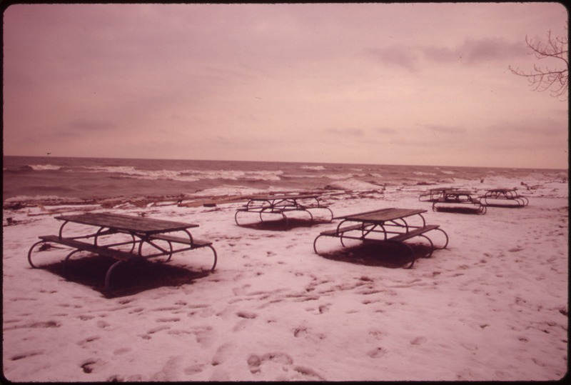 File:OFFICERS' BEACH AT FORT SHERIDAN ON LAKE MICHIGAN. STORM TOSSED WATERS THREATEN TO ENGULF THE PICNIC TABLES - NARA - 551965.tif