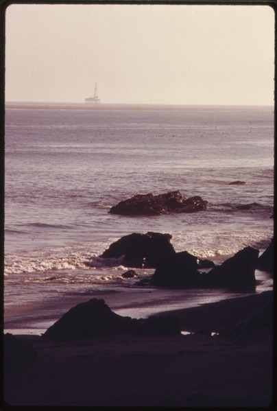 File:OIL PROCESSING PLATFORM IS BARELY VISIBLE ON THE HORIZON OFF GAVIOTA STATE BEACH. THE AREA IS SCHEDULED FOR... - NARA - 557510.tif