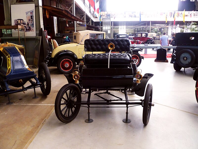 File:Oldsmobile 1904 at Autoworld29.jpg