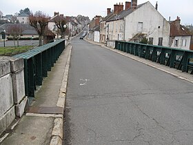 Vue vers l'ouest : le pont et en arrière-plan le cœur d'Ouzouer.