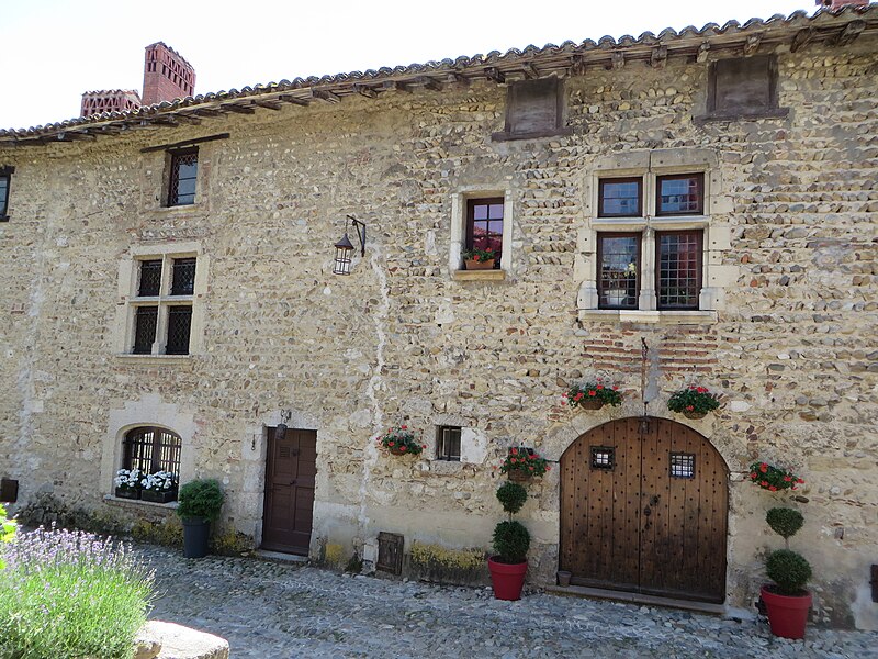 File:Pérouges - Maison Vallet (cadastre 1382) et maison du Sergent de Justice (cadastre 1381) - de droite à gauche (2-2014) 2014-06-25 13.10.15.jpg