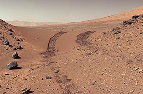 Vue du sol martien et de rochers depuis Curiosity