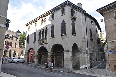 Palazzo Cavalli, building in the city centre of Soave, Italy.jpg