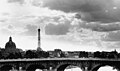 Eiffeltoren met de Pont Neuf op de voorgrond