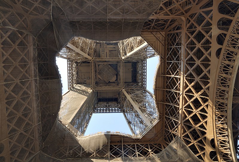 File:Paris - Eiffelturm - Blick von unten.jpg