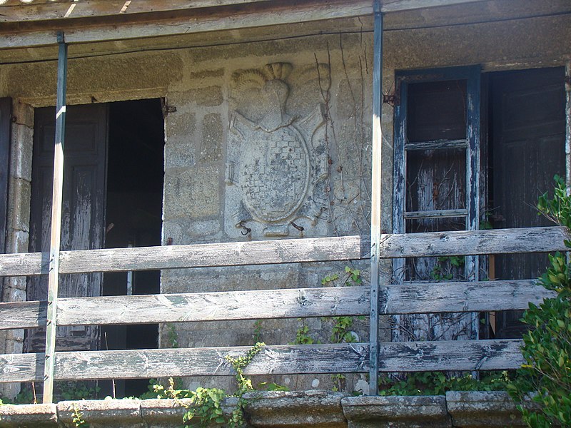 File:Pazo Quintans 39. Detalle Escudo familiar en la fachada principal.jpg