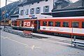typischer Pendelzug der Matterhorn-Gotthard-Bahn auf dem Bahnhofsvorplatz von Göschenen