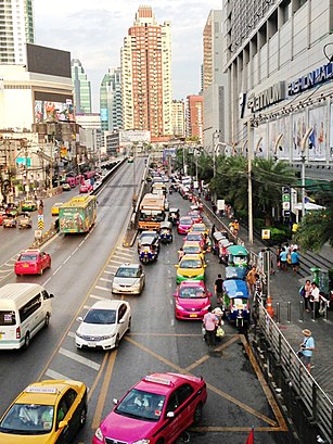 How to get to ถนน เพชรบุรีตัดใหม่ with public transit - About the place