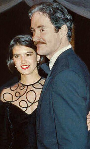 Kline and his wife Phoebe Cates at the Academy Awards (1989)