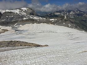 Vue du glacier depuis le départ du téléphérique en août 2016.